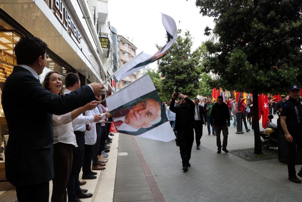 YÜZLERCE KİŞİ İZZET BAYSAL İÇİN YÜRÜDÜ