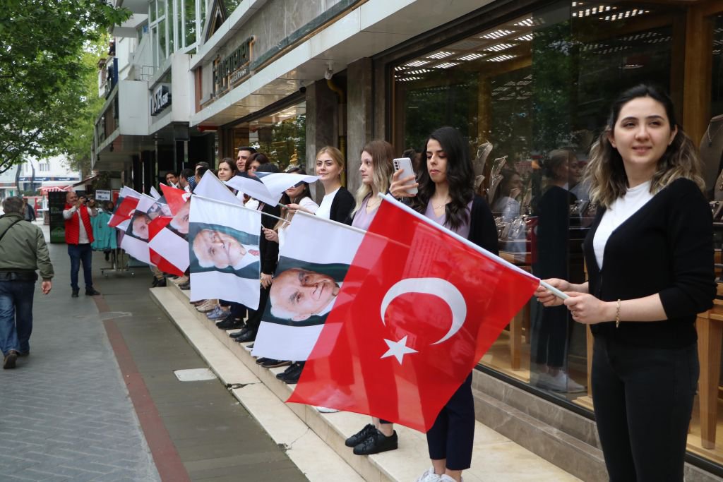 YÜZLERCE KİŞİ İZZET BAYSAL İÇİN YÜRÜDÜ