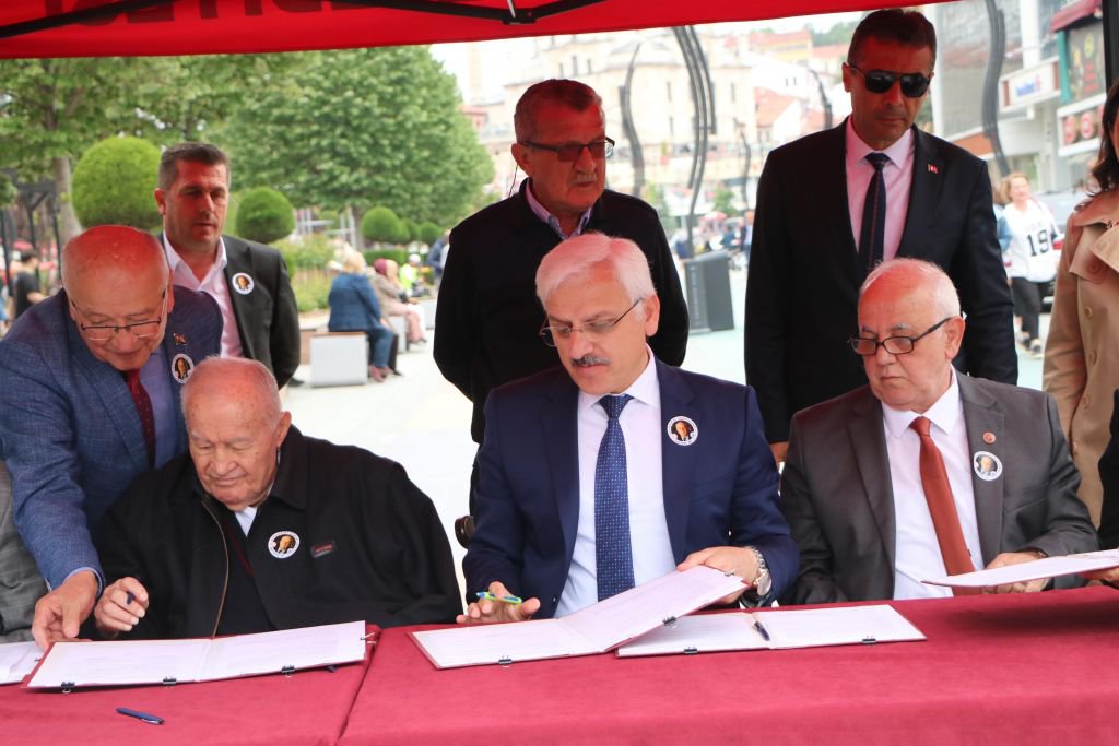 YÜZLERCE KİŞİ İZZET BAYSAL İÇİN YÜRÜDÜ