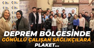 DEPREM BÖLGESİNDE GÖNÜLLÜ ÇALIŞAN SAĞLIKÇILARA PLAKET…