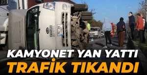 KAMYONET DÜZ GİDERKEN D-100'DE YAN YATTI