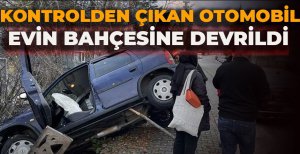 KONTROLDEN ÇIKAN OTOMOBİL, EVİN BAHÇESİNE DEVRİLDİ