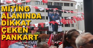 MİTİNG ALANINDA DİKKAT ÇEKEN FOTOĞRAF