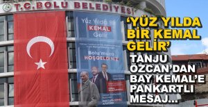 ÖZCAN'DAN BELEDİYE BİNASINA DEV PANKART....