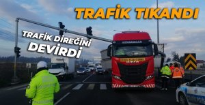 TRAFİK DİREĞİNİ DEVİRDİ