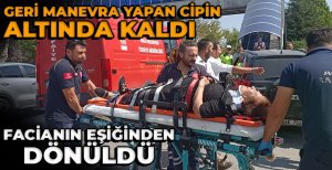 YÜREKLERİN AĞZA GELDİĞİ KAZA... GERİ MANEVRA YAPAN CİPİN ALTINDA KALDI...