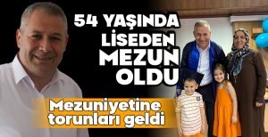 54 YAŞINDA LİSEDEN MEZUN OLDU... MEZUNİYETİNE TORUNLARI GELDİ