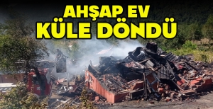 AHŞAP EV KÜLE DÖNDÜ