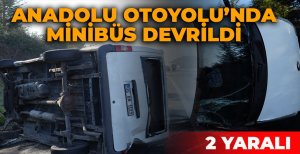 ANADOLU OTOYOLU'NDA MİNİBÜS DEVRİLDİ: 2 YARALI