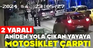 ANİDEN YOLA ÇIKAN YAYAYA MOTOSİKLET ÇARPTI: 2 YARALI