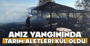 ANIZ YANGININDA TARIM ALETLERİ KÜL OLDU