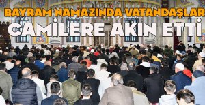 BAYRAM NAMAZINDA VATANDAŞLAR CAMİLERE AKIN ETTİ