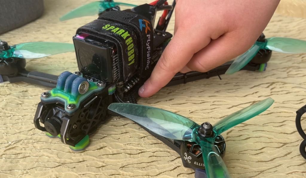 13 YAŞINDAKİ ÖĞRENCİLERİN HEDEFİ TEKNOFEST’TE ŞAMPİYON OLMAK... “KENDİMİZİ  UÇUYORMUŞ GİBİ HİSSETTİRİYOR”