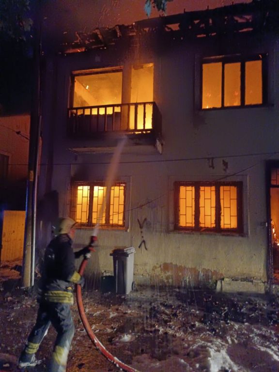 2 KATLI AHŞAP EV ALEV ALEV YANDI