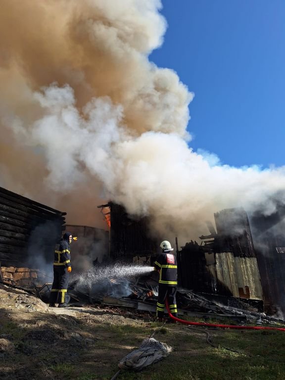 BOLU'DA 2 KATLI EV KÜLE DÖNDÜ