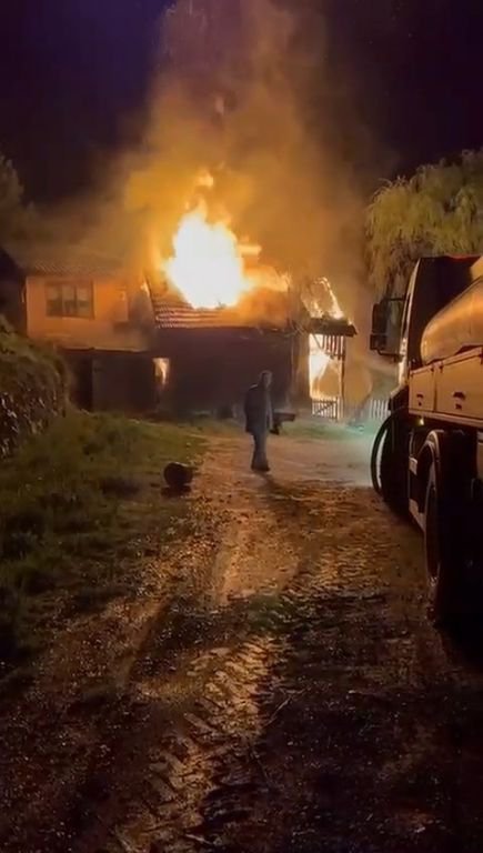 2 KATLI EVİ VE EŞYALARI KÜLE DÖNDÜ...  "ÇOK ŞÜKÜR KÖPEKLERE BİR ŞEY OLMADI, ONLAR BENİM DÜNYAM"