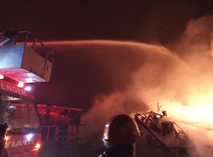 3 KATLI AHŞAP EV KÜLE DÖNDÜ