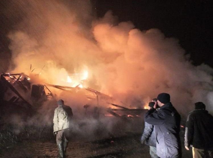 3 KATLI AHŞAP EV KÜLE DÖNDÜ