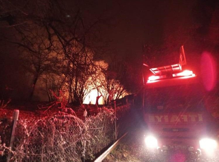 3 KATLI AHŞAP EV KÜLE DÖNDÜ