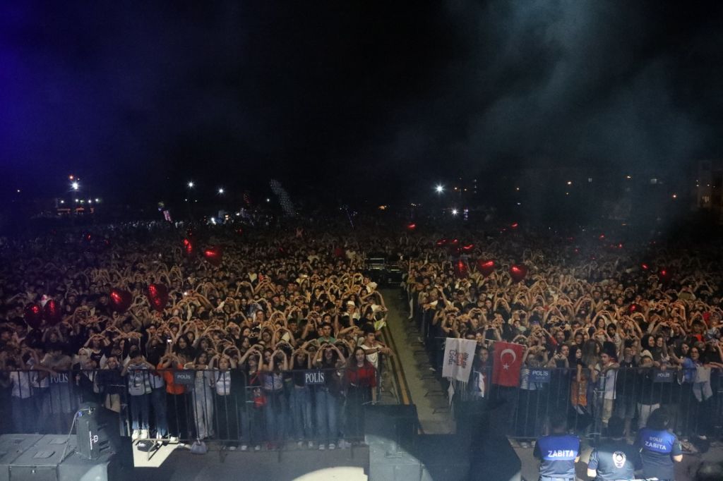 30 AĞUSTOS BOLU’DA COŞKUYLA KUTLANDI... BENGÜ KONSERİNDE VATANDAŞLAR DOYASIYA EĞLENDİ