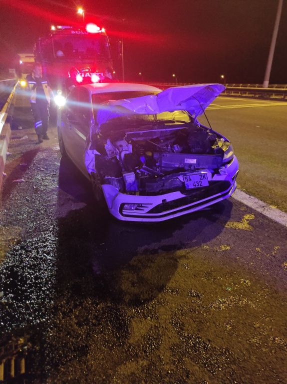 5 KİŞİNİN BULUNDUĞU OTOMOBİL TIRA  ARKADAN ÇARPTI... BURUNLARI BİLE KANAMADI