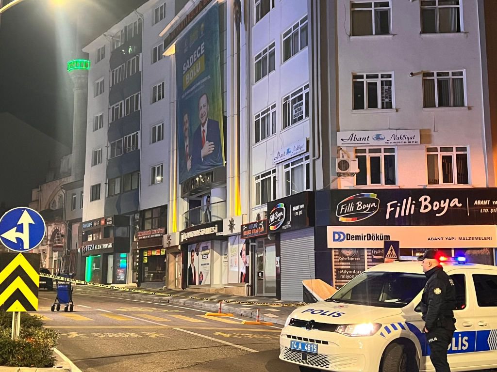 AK PARTİ İL BİNASI ÖNÜNDE BOMBA PANİĞİ: ŞÜPHELİ PAKET FÜNYE İLE PATLATILDI