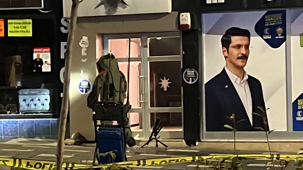 AK PARTİ İL BİNASI ÖNÜNDE BOMBA PANİĞİ: ŞÜPHELİ PAKET FÜNYE İLE PATLATILDI