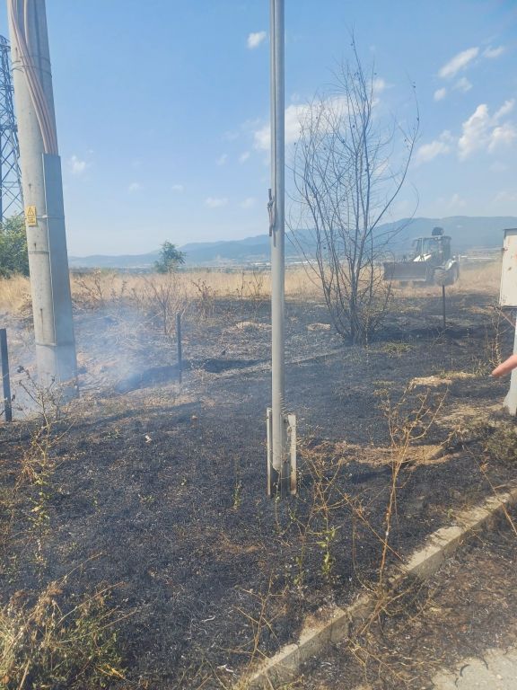 AKARYAKIT İSTASYONUNUN  YANINDA  ANIZ YANGINI ÇIKTI