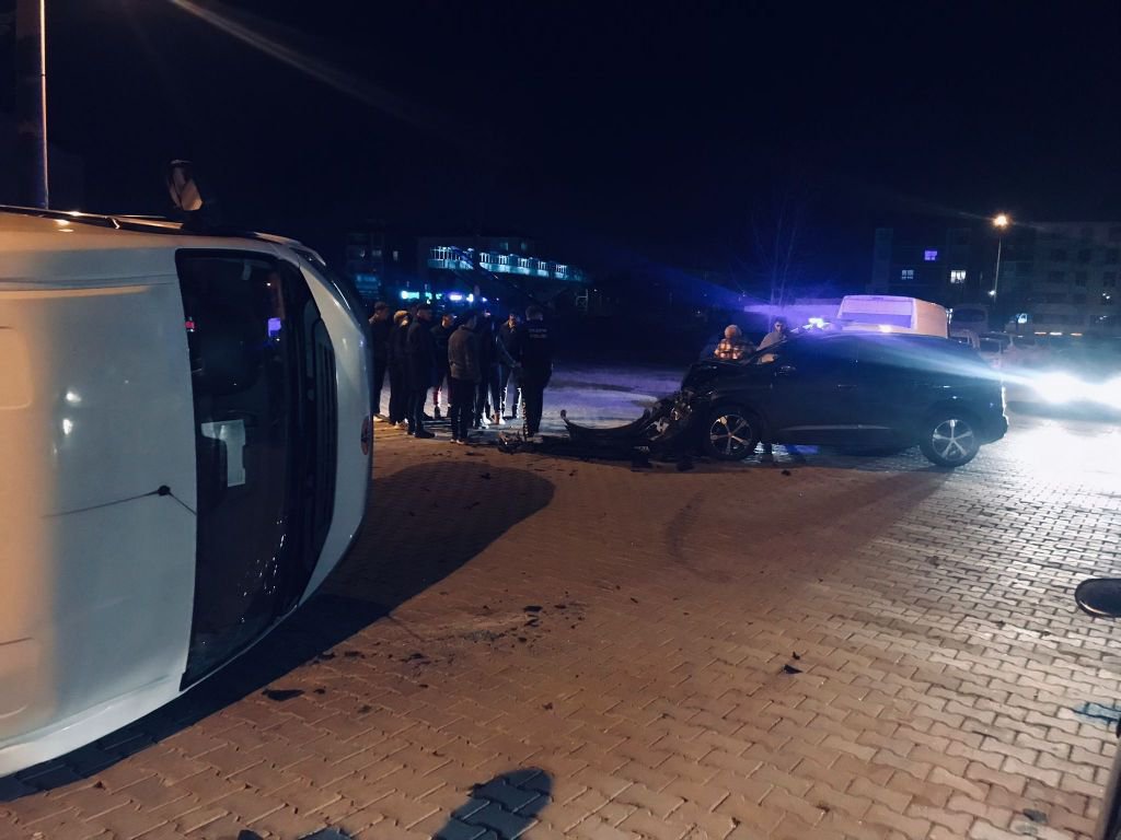 AKILLARA DURGUNLUK VEREN KAZA... OTOMOBİLLE ÇARPIŞTI DEVRİLDİ... 2 YARALI