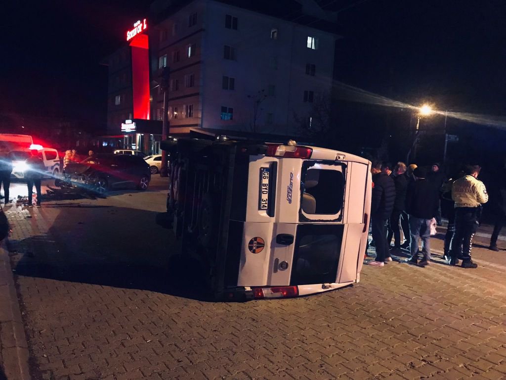 AKILLARA DURGUNLUK VEREN KAZA... OTOMOBİLLE ÇARPIŞTI DEVRİLDİ... 2 YARALI