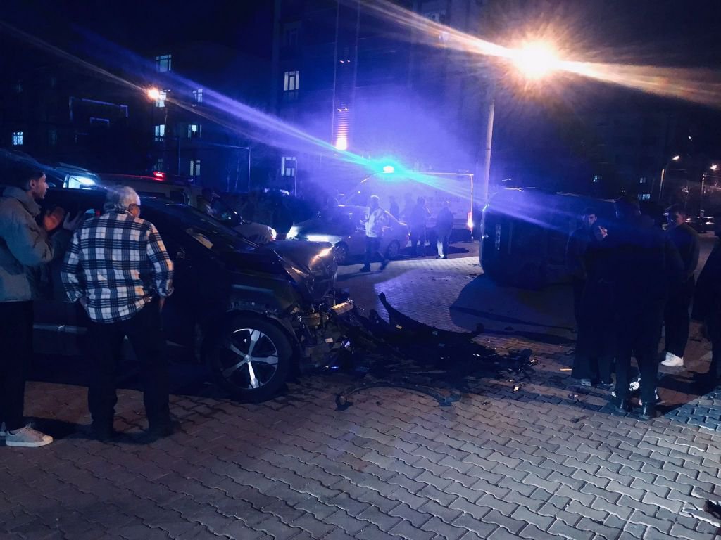 AKILLARA DURGUNLUK VEREN KAZA... OTOMOBİLLE ÇARPIŞTI DEVRİLDİ... 2 YARALI