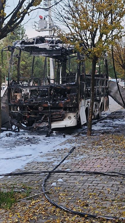 ALEV TOPUNA DÖNEN MİNİBÜSTEN GERİYE İSKELETİ KALDI