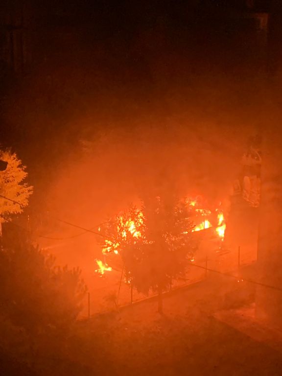 ALEV TOPUNA DÖNEN MİNİBÜSTEN GERİYE İSKELETİ KALDI