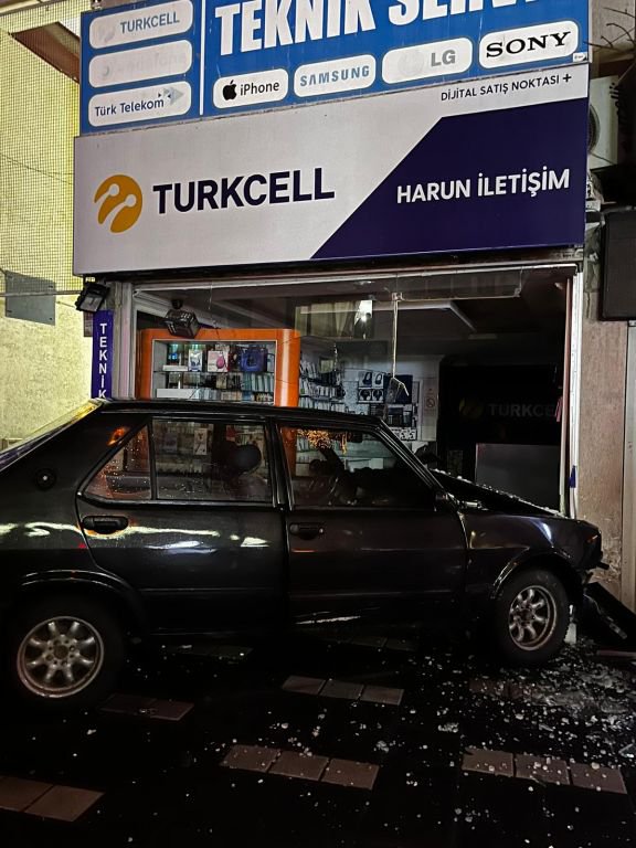 ALKOLLÜ SÜRÜCÜ İŞ YERİNE DALDI...DÜKKANIN CAMLARI TUZ GİBİ DAĞILDI