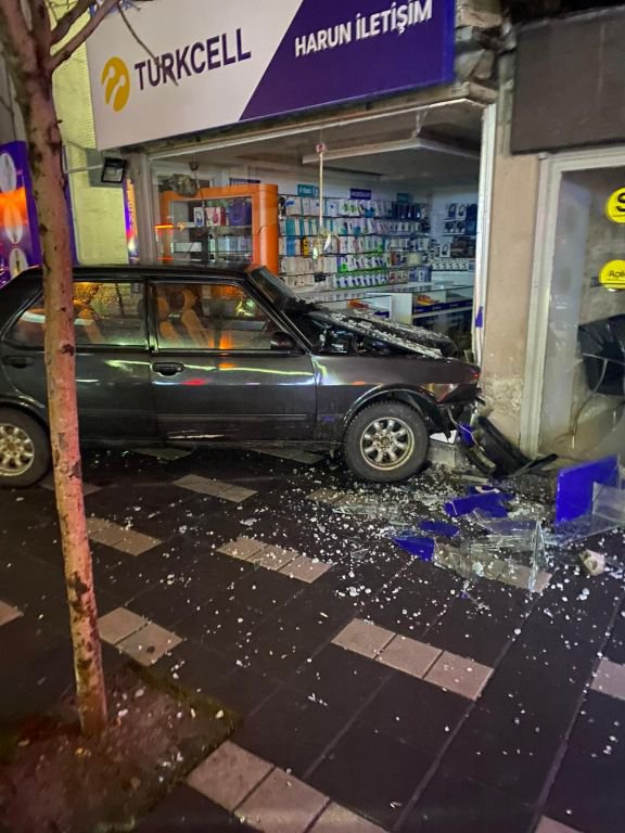 ALKOLLÜ SÜRÜCÜ İŞ YERİNE DALDI...DÜKKANIN CAMLARI TUZ GİBİ DAĞILDI