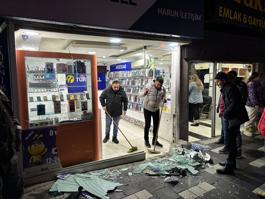 ALKOLLÜ SÜRÜCÜ İŞ YERİNE DALDI...DÜKKANIN CAMLARI TUZ GİBİ DAĞILDI