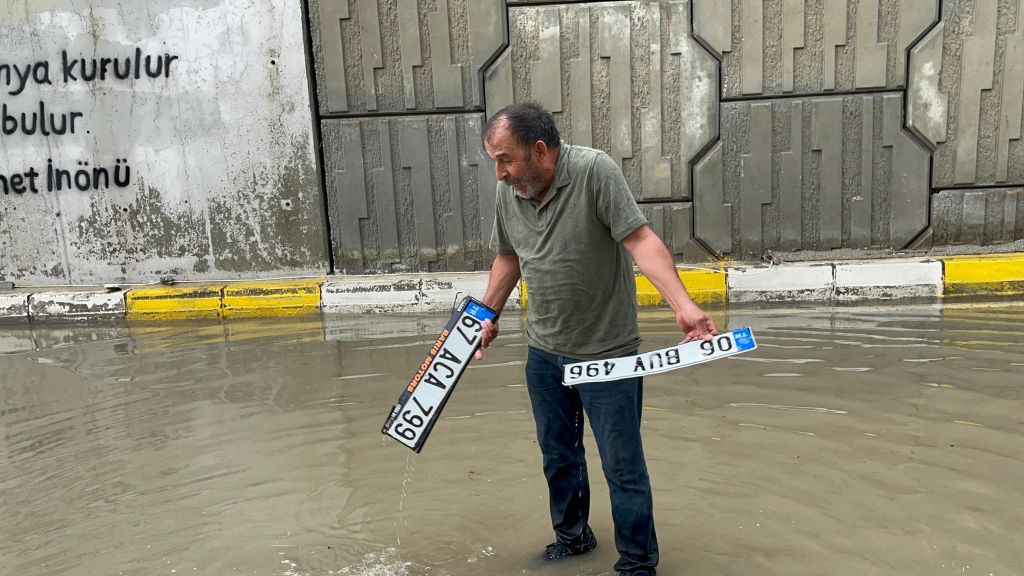 ALT GEÇİTLER GÖLE DÖNDÜ: SUYUN İÇİNDE DAKİKALARCA PLAKASINI ARADI