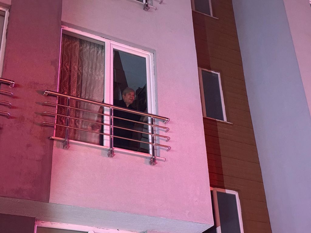 APARTMAN GARAJINDA YANGIN ÇIKTI: 2 ARAÇ YANDI, MAHSUR KALAN 8 KİŞİ KURTARILDI