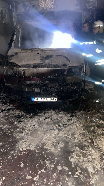 APARTMAN GARAJINDA YANGIN ÇIKTI: 2 ARAÇ YANDI, MAHSUR KALAN 8 KİŞİ KURTARILDI