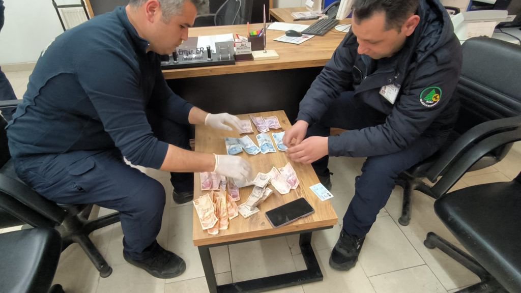 ARABASINI PARK EDİP DİLENMEYE GİTTİ... 2 SAATLİK KAZANCI HAYRETE DÜŞÜRDÜ