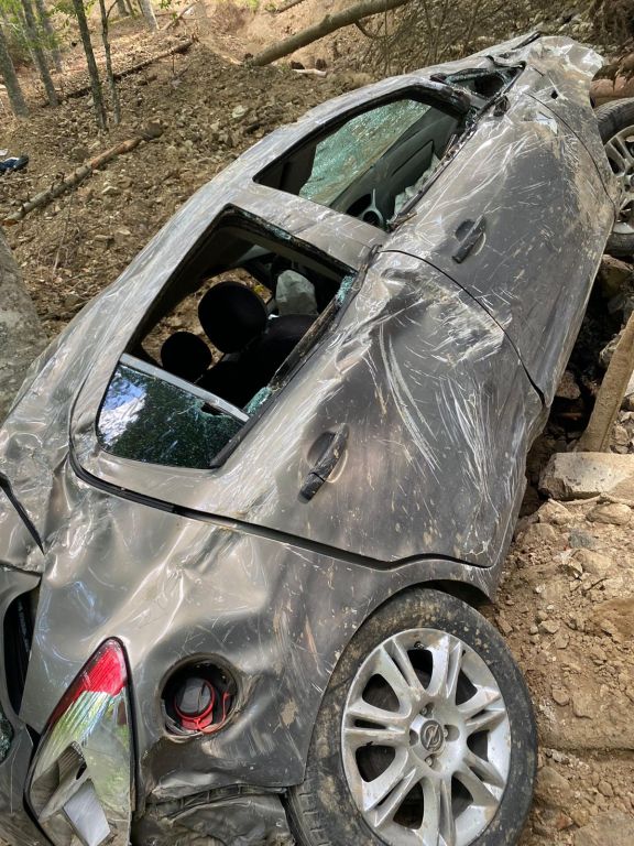 ARAÇ KİRALADIKLARI KİŞİYE  ULAŞAMAYINCA İHBAR ETTİLER: OTOM0BİL UÇURUMA DEVRİLMİŞ HALDE SÜRÜCÜ İSE ÖLÜ BULUNDU