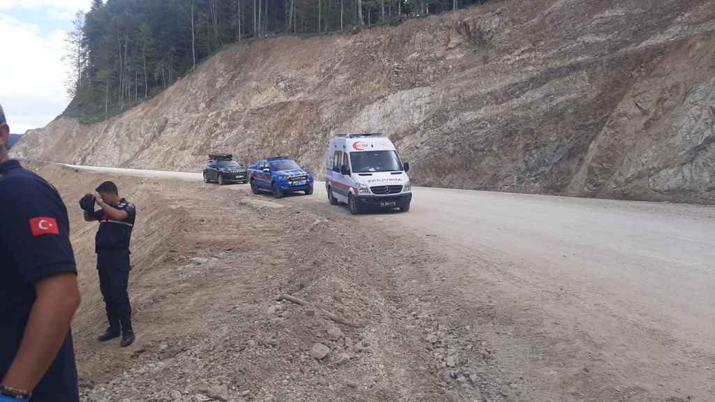 ARAÇ KİRALADIKLARI KİŞİYE  ULAŞAMAYINCA İHBAR ETTİLER: OTOM0BİL UÇURUMA DEVRİLMİŞ HALDE SÜRÜCÜ İSE ÖLÜ BULUNDU