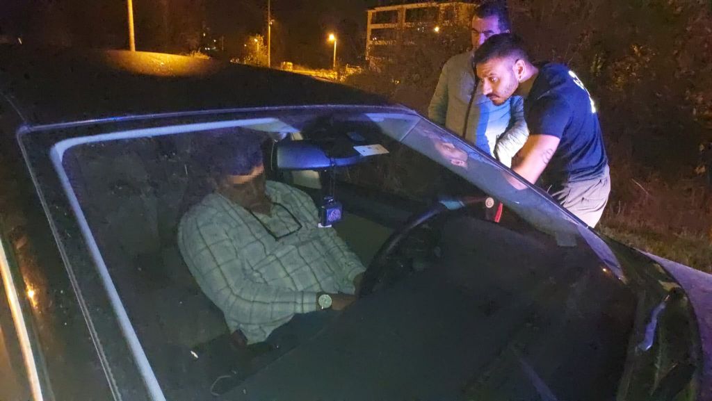 ARACIN İÇİNDE SIZIP KALINCA VATANDAŞLAR ÖLDÜ ZANNETTİ