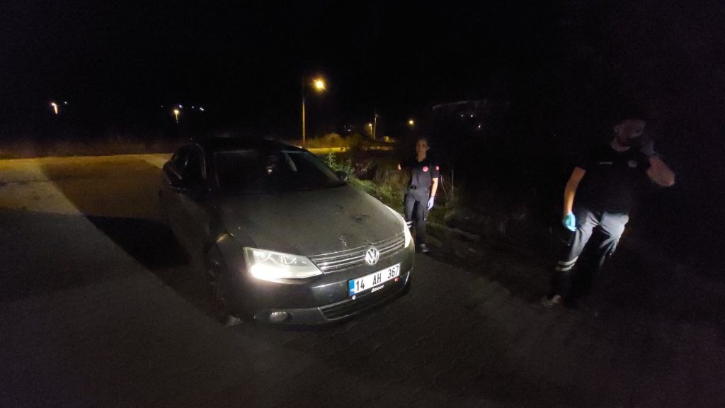 ARACIN İÇİNDE SIZIP KALINCA VATANDAŞLAR ÖLDÜ ZANNETTİ