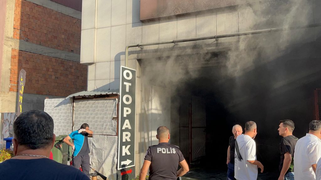AVM’NİN OTOPARK GİRİŞİNDE KORKUTAN YANGIN