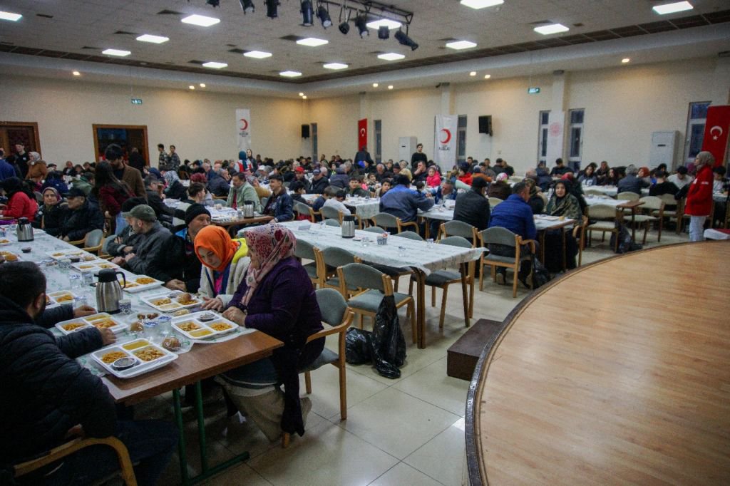 BAİBÜ ÖĞRENCİLERİ GÖNÜLLERE DOKUNDU