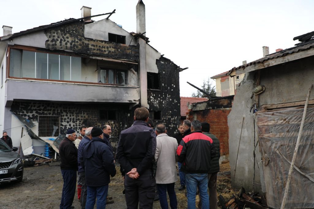 BAŞKAN ÖZCAN’DAN YANGINZEDE AİLEYE GEÇMİŞ OLSUN ZİYARETİ