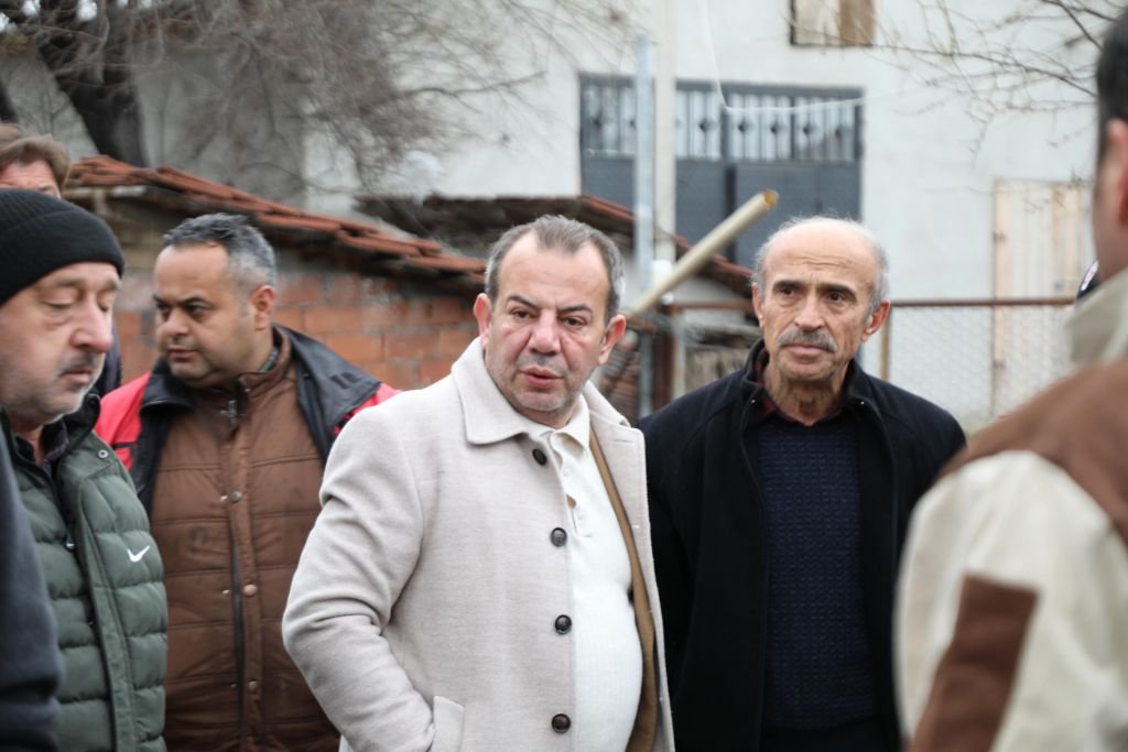 BAŞKAN ÖZCAN’DAN YANGINZEDE AİLEYE GEÇMİŞ OLSUN ZİYARETİ