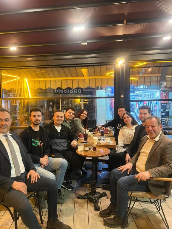 BAŞKAN XL CAFE'DE GENÇLERLE STRES ATTI