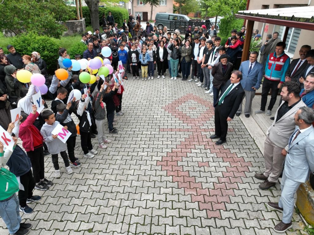 BAZI AYRILIKLAR UNUTULMAZ... KIBRISCIK HALKININ KAYMAKAM DENİZ'E VEDASI...